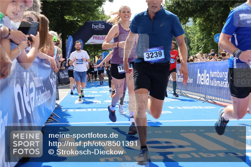 29.06.2025 - hella hamburg halbmarathon Strokosch-Dieckow http://msf.ph/oto/8501391 29.06.2025 11:34:58 Ziel 1078, 3230, 3239, 3311, 4624, 5246, 5822, 6861, 11440, 11587, 11642, 11697, 12236, 12901, 13111, 13113, 14632, 15475, 15572, 15676, 15677, 15845, 15912, 15951, 15957, 16238, 16464, 16570, 16571, 17135, 17389, 17553, 17883, 19099 meine-sportfotos.de