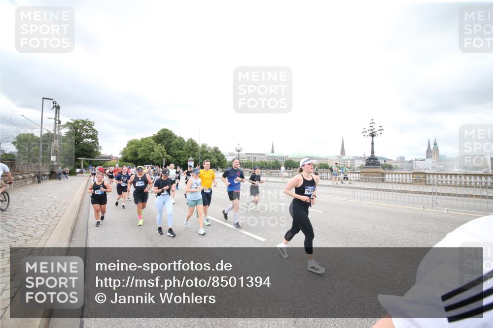 29.06.2025 - hella hamburg halbmarathon Jannik Wohlers http://msf.ph/oto/8501394 29.06.2025 10:57:56 Lombardsbrücke 1001, 1845, 2043, 2169, 2273, 2275, 3540, 3868, 4117, 5104, 5159, 5655, 5782, 5988, 6825, 7262, 7617, 7664, 7783, 8076, 8439, 8440, 8441, 8442, 8888, 9123, 9239, 9636, 10058, 10462, 10473, 10498, 10937, 11708, 12023, 12024, 12310, 12433, 12968, 13218, 13226, 13355, 13356, 13469, 14533, 14584, 14634, 14935, 15916, 15926, 16048, 16329, 16408, 16561, 16878, 17227, 17228, 17881, 18822, 19183 meine-sportfotos.de