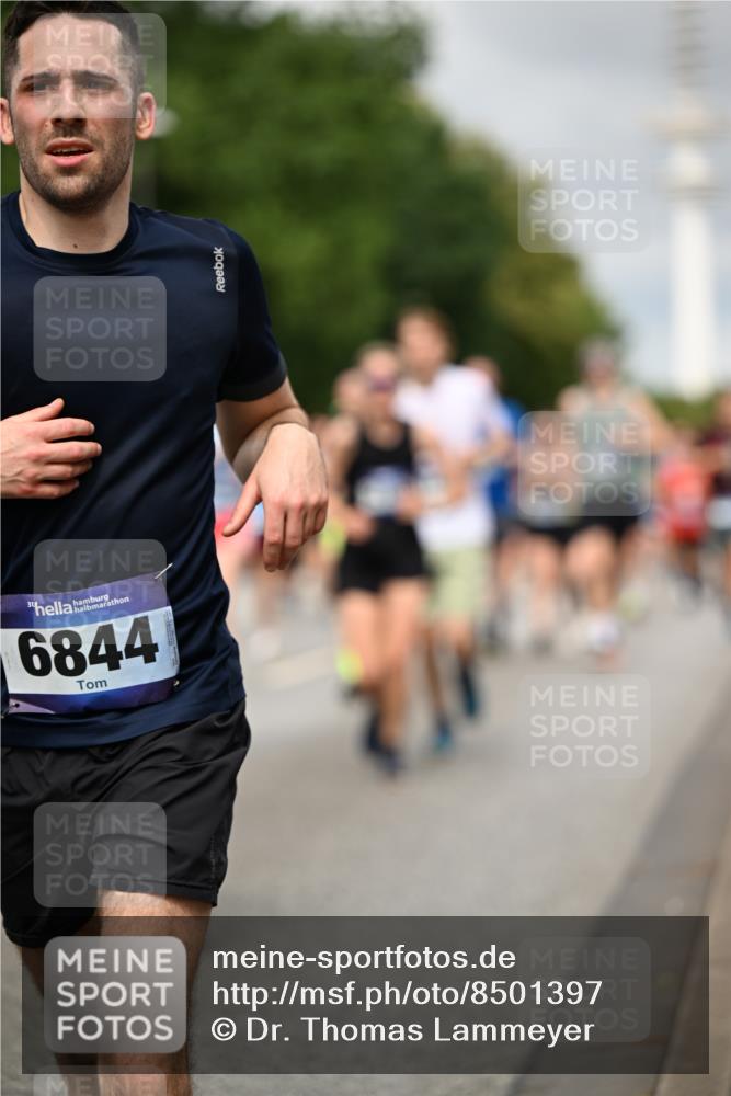 29.06.2025 - hella hamburg halbmarathon Dr. Thomas Lammeyer http://msf.ph/oto/8501397 29.06.2025 10:25:03 Kennedybrücke 1011, 1266, 2053, 2101, 2325, 2383, 2834, 2923, 2986, 3161, 3247, 3781, 3813, 3842, 4082, 4154, 4166, 4288, 4350, 4754, 4869, 5181, 5625, 5811, 5812, 6275, 6308, 6608, 6844, 6951, 7608, 8113, 8146, 8724, 8940, 9005, 9011, 9236, 9501, 9981, 10039, 10350, 10585, 10602, 11145 meine-sportfotos.de