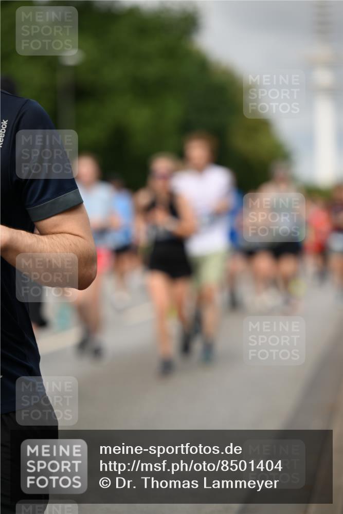 29.06.2025 - hella hamburg halbmarathon Dr. Thomas Lammeyer http://msf.ph/oto/8501404 29.06.2025 10:25:03 Kennedybrücke 1011, 1266, 2053, 2101, 2325, 2383, 2834, 2923, 2986, 3161, 3247, 3781, 3813, 3842, 4082, 4154, 4166, 4288, 4350, 4754, 4869, 5181, 5625, 5811, 5812, 6275, 6308, 6608, 6844, 6951, 7608, 8113, 8146, 8724, 8940, 9005, 9011, 9236, 9501, 9981, 10039, 10350, 10585, 10602, 11145 meine-sportfotos.de