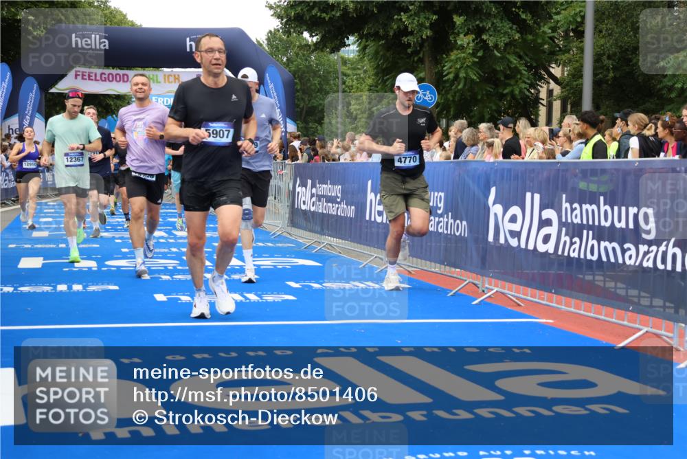 29.06.2025 - hella hamburg halbmarathon Strokosch-Dieckow http://msf.ph/oto/8501406 29.06.2025 10:52:56 Ziel 1257, 1258, 1657, 2099, 2444, 2814, 2910, 3258, 3334, 4557, 4558, 4770, 5077, 5907, 7509, 8139, 8587, 8720, 8955, 9093, 10724, 10811, 11217, 11992, 12155, 12367, 12519, 12910, 14791, 15430, 18590, 18720 meine-sportfotos.de