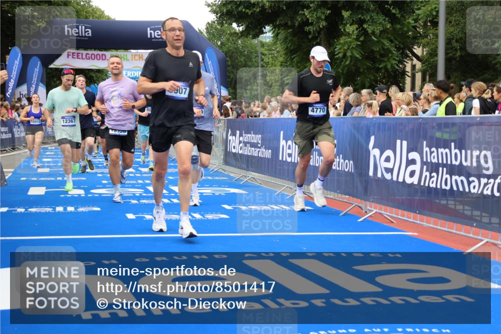 29.06.2025 - hella hamburg halbmarathon Strokosch-Dieckow http://msf.ph/oto/8501417 29.06.2025 10:52:56 Ziel 1257, 1258, 1657, 2099, 2444, 2814, 2910, 3258, 3334, 4557, 4558, 4770, 5077, 5907, 7509, 8139, 8587, 8720, 8955, 9093, 10724, 10811, 11217, 11992, 12155, 12367, 12519, 12910, 14791, 15430, 18590, 18720 meine-sportfotos.de