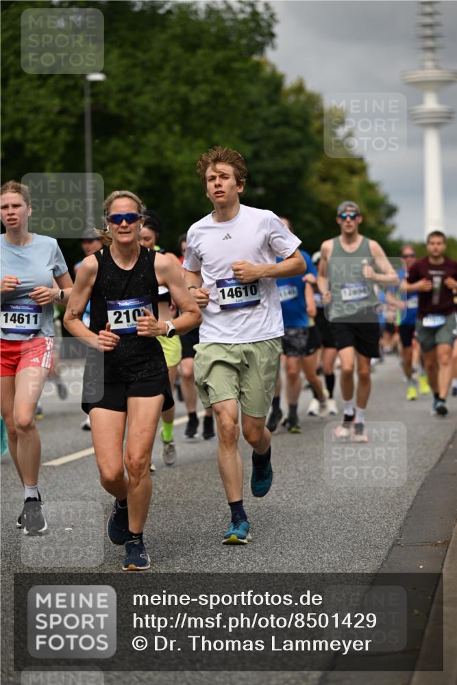 29.06.2025 - hella hamburg halbmarathon Dr. Thomas Lammeyer http://msf.ph/oto/8501429 29.06.2025 10:25:04 Kennedybrücke 1011, 1266, 2053, 2101, 2325, 2383, 2834, 2923, 2986, 3161, 3247, 3434, 3781, 3813, 4082, 4154, 4166, 4288, 4350, 4754, 4869, 5181, 5625, 5811, 5812, 6275, 6308, 6608, 6844, 6951, 7608, 8113, 8146, 8724, 8940, 9005, 9011, 9236, 9501, 9981, 10039, 10350, 10585, 10602, 11145 meine-sportfotos.de