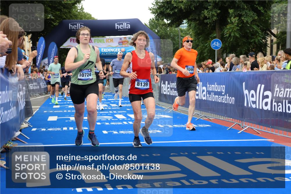 29.06.2025 - hella hamburg halbmarathon Strokosch-Dieckow http://msf.ph/oto/8501438 29.06.2025 10:52:54 Ziel 1257, 1258, 1657, 2099, 2444, 2814, 2910, 3334, 4557, 4558, 4770, 5077, 5907, 7509, 8139, 8720, 8955, 9065, 9093, 9163, 10724, 10811, 11217, 11992, 12155, 12367, 12519, 12910, 14198, 14286, 14791, 15430, 18590, 18720 meine-sportfotos.de