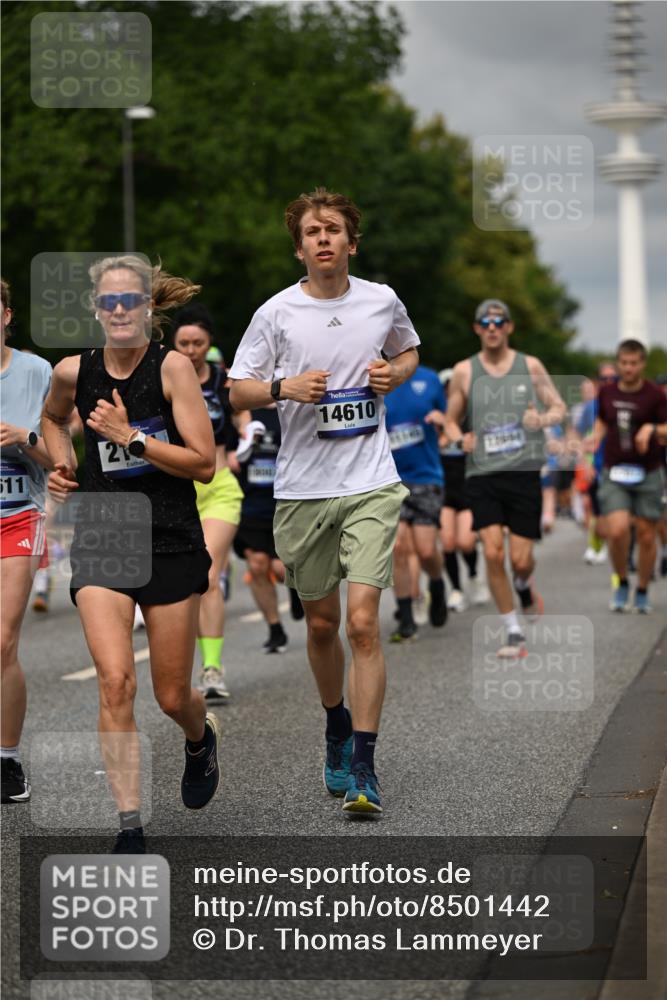 29.06.2025 - hella hamburg halbmarathon Dr. Thomas Lammeyer http://msf.ph/oto/8501442 29.06.2025 10:25:05 Kennedybrücke 1011, 1266, 2101, 2325, 2383, 2923, 2986, 3161, 3247, 3434, 3781, 3813, 4082, 4154, 4166, 4288, 4350, 4754, 4869, 5181, 5625, 5811, 5812, 6275, 6308, 6608, 6844, 6951, 7608, 8113, 8146, 8724, 8940, 9005, 9011, 9236, 9501, 9981, 10350, 10585, 10602, 11145 meine-sportfotos.de