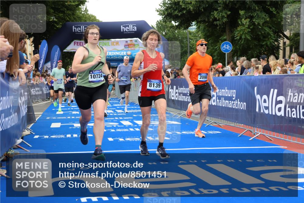 29.06.2025 - hella hamburg halbmarathon Strokosch-Dieckow http://msf.ph/oto/8501451 29.06.2025 10:52:54 Ziel 1257, 1258, 1657, 2099, 2444, 2814, 2910, 3334, 4557, 4558, 4770, 5077, 5907, 7509, 8139, 8720, 8955, 9065, 9093, 9163, 10724, 10811, 11217, 11992, 12155, 12367, 12519, 12910, 14198, 14286, 14791, 15430, 18590, 18720 meine-sportfotos.de