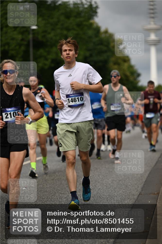 29.06.2025 - hella hamburg halbmarathon Dr. Thomas Lammeyer http://msf.ph/oto/8501455 29.06.2025 10:25:05 Kennedybrücke 1011, 1266, 2101, 2325, 2383, 2923, 2986, 3161, 3247, 3434, 3781, 3813, 4082, 4154, 4166, 4288, 4350, 4754, 4869, 5181, 5625, 5811, 5812, 6275, 6308, 6608, 6844, 6951, 7608, 8113, 8146, 8724, 8940, 9005, 9011, 9236, 9501, 9981, 10350, 10585, 10602, 11145 meine-sportfotos.de