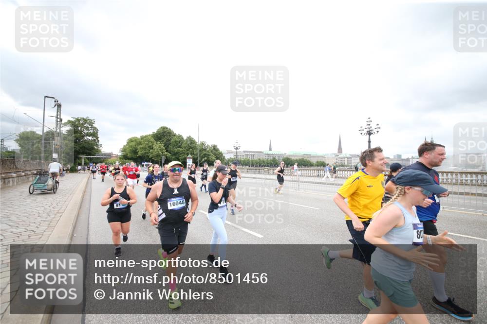 29.06.2025 - hella hamburg halbmarathon Jannik Wohlers http://msf.ph/oto/8501456 29.06.2025 10:57:58 Lombardsbrücke 1001, 1845, 2043, 2273, 2275, 3540, 3868, 4117, 5104, 5159, 5655, 5782, 5988, 6825, 7262, 7617, 7664, 7783, 8076, 8441, 8888, 9123, 9239, 9636, 10462, 10473, 10498, 10937, 11708, 12023, 12024, 12310, 12433, 12968, 13218, 13226, 13355, 13356, 13469, 13547, 14584, 14935, 15926, 16048, 16329, 16408, 16561, 16878, 17227, 17228, 18822, 19183 meine-sportfotos.de