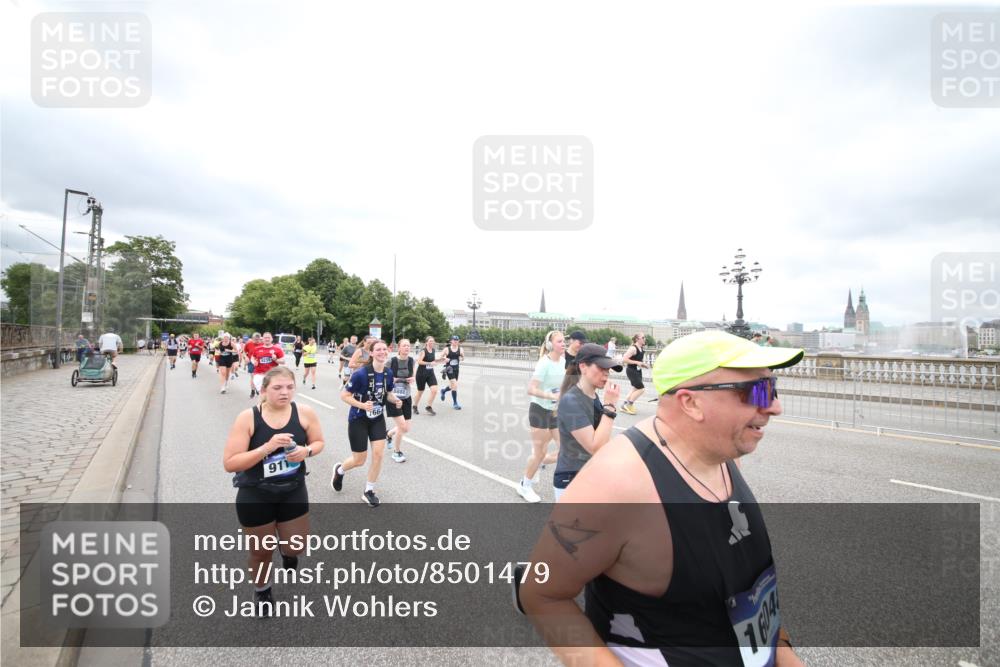 29.06.2025 - hella hamburg halbmarathon Jannik Wohlers http://msf.ph/oto/8501479 29.06.2025 10:57:59 Lombardsbrücke 1001, 1845, 2043, 3540, 3868, 4117, 5104, 5159, 5655, 5782, 5988, 6825, 7262, 7617, 7664, 7870, 8076, 9123, 9239, 9636, 10462, 10473, 10498, 10937, 11708, 12023, 12024, 12310, 12433, 12968, 13218, 13226, 13355, 13356, 13469, 13547, 14584, 14935, 15926, 16048, 16329, 16408, 16561, 16878, 17227, 17228, 18822, 19183 meine-sportfotos.de