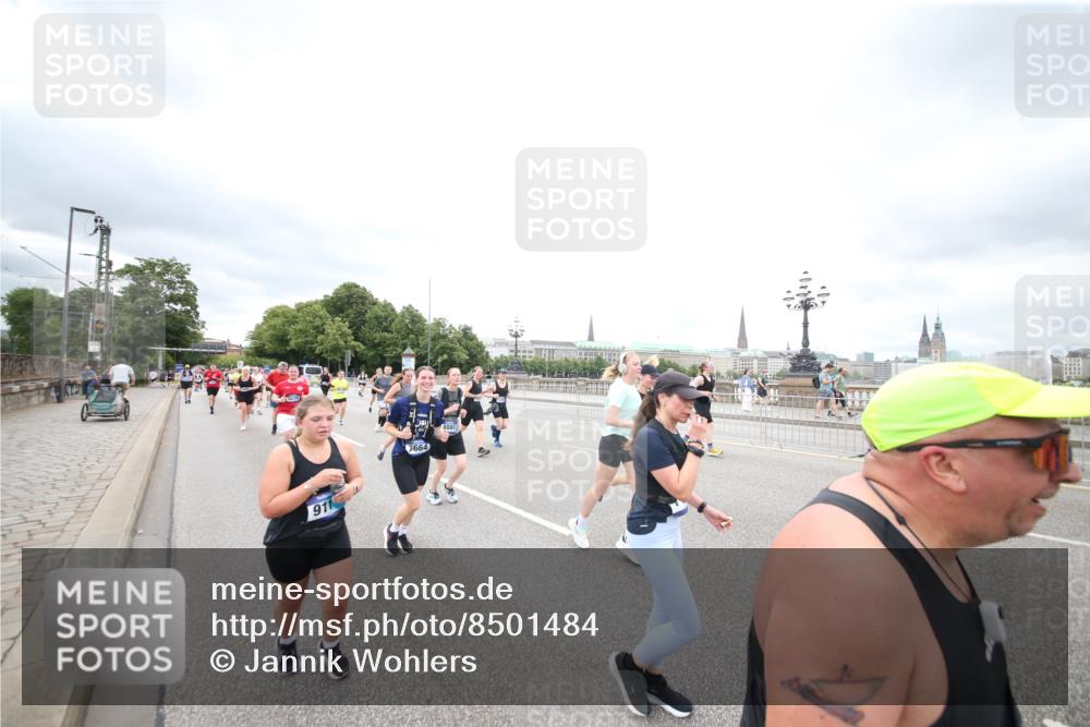 29.06.2025 - hella hamburg halbmarathon Jannik Wohlers http://msf.ph/oto/8501484 29.06.2025 10:57:59 Lombardsbrücke 1001, 1845, 2043, 3540, 3868, 4117, 5104, 5159, 5655, 5782, 5988, 6825, 7262, 7617, 7664, 7870, 8076, 9123, 9239, 9636, 10462, 10473, 10498, 10937, 11708, 12023, 12024, 12310, 12433, 12968, 13218, 13226, 13355, 13356, 13469, 13547, 14584, 14935, 15926, 16048, 16329, 16408, 16561, 16878, 17227, 17228, 18822, 19183 meine-sportfotos.de