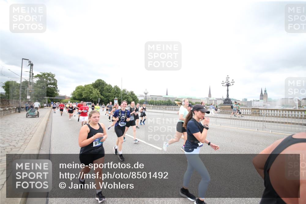 29.06.2025 - hella hamburg halbmarathon Jannik Wohlers http://msf.ph/oto/8501492 29.06.2025 10:57:59 Lombardsbrücke 1001, 1845, 2043, 3540, 3868, 4117, 5104, 5159, 5655, 5782, 5988, 6825, 7262, 7617, 7664, 7870, 8076, 9123, 9239, 9636, 10462, 10473, 10498, 10937, 11708, 12023, 12024, 12310, 12433, 12968, 13218, 13226, 13355, 13356, 13469, 13547, 14584, 14935, 15926, 16048, 16329, 16408, 16561, 16878, 17227, 17228, 18822, 19183 meine-sportfotos.de