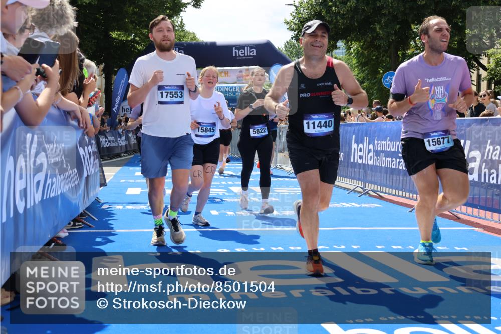 29.06.2025 - hella hamburg halbmarathon Strokosch-Dieckow http://msf.ph/oto/8501504 29.06.2025 11:35:00 Ziel 1078, 3230, 3239, 3311, 4624, 5246, 5822, 6359, 6861, 9034, 10159, 11440, 11587, 11642, 11697, 11825, 11979, 12901, 15475, 15572, 15676, 15677, 15845, 15951, 15957, 16464, 16570, 16571, 17135, 17553, 19099 meine-sportfotos.de
