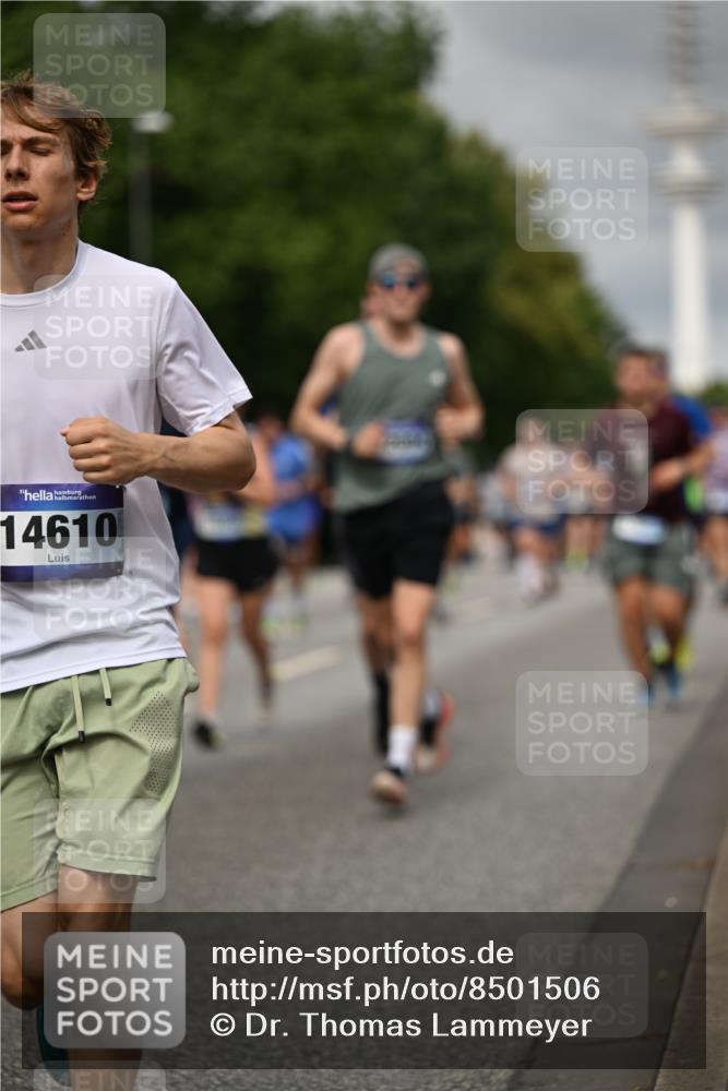 29.06.2025 - hella hamburg halbmarathon Dr. Thomas Lammeyer http://msf.ph/oto/8501506 29.06.2025 10:25:06 Kennedybrücke 1011, 1266, 2101, 2325, 2383, 2923, 2986, 3161, 3247, 3434, 3781, 3813, 4082, 4154, 4166, 4288, 4350, 4754, 4869, 5041, 5181, 5625, 5811, 5812, 6275, 6308, 6608, 6844, 6951, 7608, 8113, 8146, 8724, 8940, 9005, 9011, 9236, 9501, 9981, 10350, 10585, 10602, 11145 meine-sportfotos.de