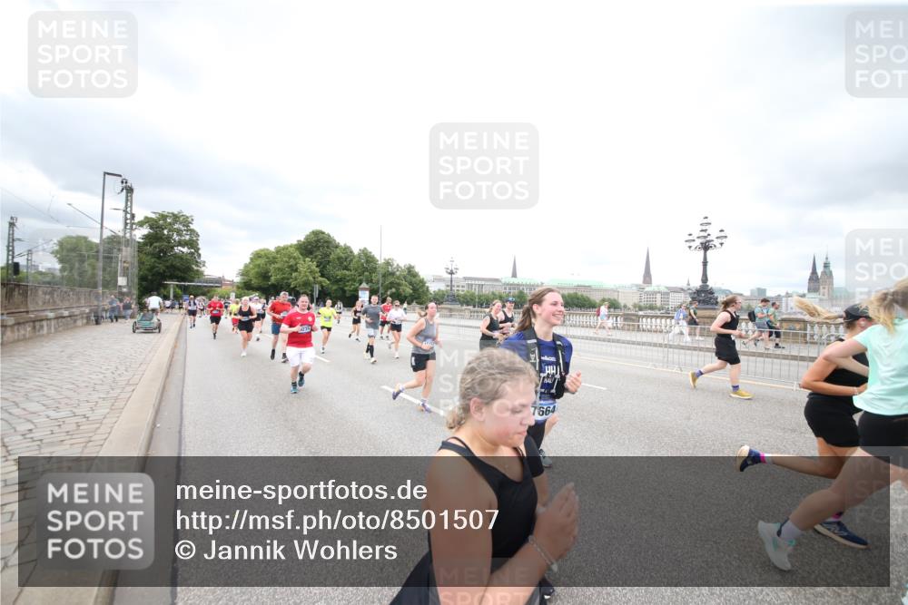 29.06.2025 - hella hamburg halbmarathon Jannik Wohlers http://msf.ph/oto/8501507 29.06.2025 10:58:00 Lombardsbrücke 1001, 1646, 1845, 2043, 3540, 3868, 4117, 5104, 5159, 5655, 5732, 5782, 5988, 6825, 7262, 7617, 7664, 7870, 8076, 8701, 9123, 9225, 9239, 9636, 10462, 10473, 10498, 10937, 11708, 12023, 12024, 12310, 12433, 12968, 13226, 13355, 13356, 13469, 13547, 14584, 14935, 15926, 16048, 16408, 16561, 16878, 17227, 17228, 18822, 19183 meine-sportfotos.de