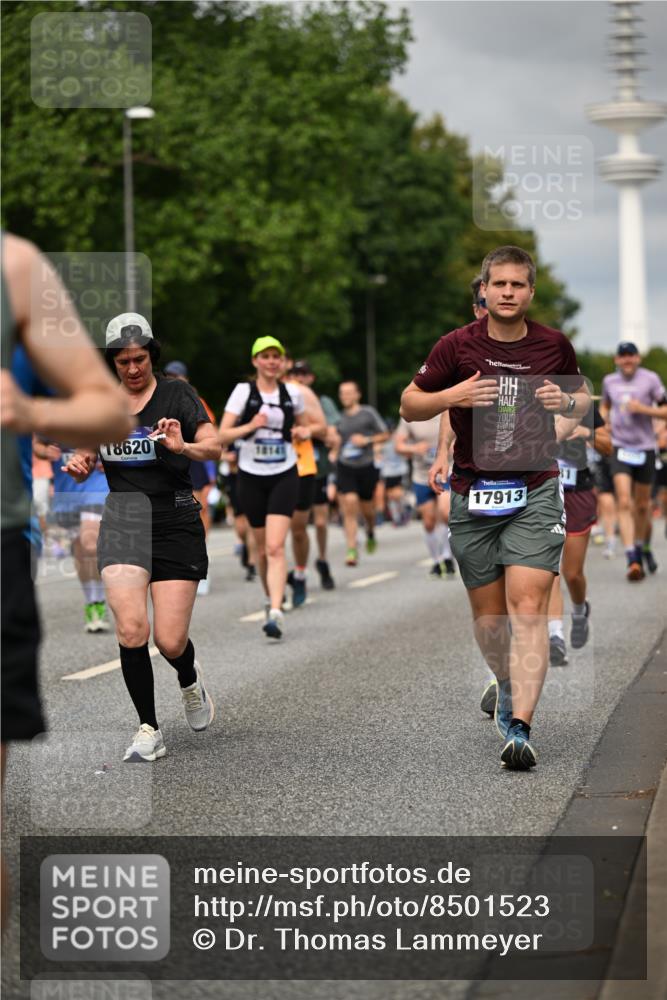 29.06.2025 - hella hamburg halbmarathon Dr. Thomas Lammeyer http://msf.ph/oto/8501523 29.06.2025 10:25:09 Kennedybrücke 1266, 1658, 2101, 2325, 2383, 2923, 2986, 3161, 3247, 3434, 3781, 3813, 4082, 4154, 4350, 5041, 5181, 5625, 5767, 5811, 5812, 6275, 6308, 6608, 6844, 7018, 7608, 8113, 8146, 8724, 8726, 8844, 8940, 9005, 9011, 9100, 9236, 9501, 9981, 10350, 10585, 10602, 11145 meine-sportfotos.de