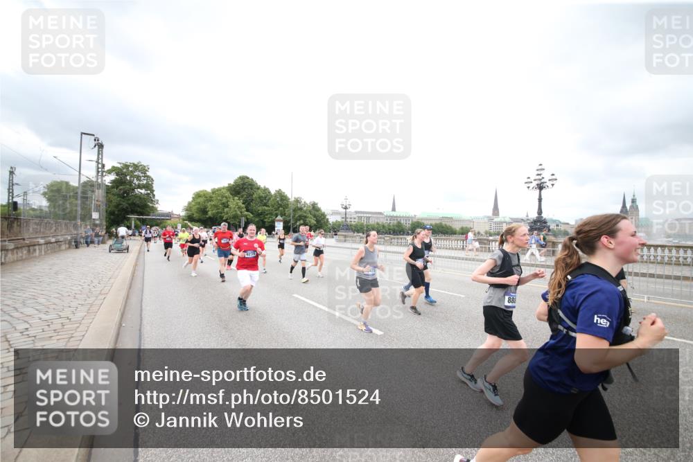 29.06.2025 - hella hamburg halbmarathon Jannik Wohlers http://msf.ph/oto/8501524 29.06.2025 10:58:00 Lombardsbrücke 1001, 1646, 1845, 2043, 3540, 3868, 4117, 5104, 5159, 5655, 5732, 5782, 5988, 6825, 7262, 7617, 7664, 7870, 8076, 8701, 9123, 9225, 9239, 9636, 10462, 10473, 10498, 10937, 11708, 12023, 12024, 12310, 12433, 12968, 13226, 13355, 13356, 13469, 13547, 14584, 14935, 15926, 16048, 16408, 16561, 16878, 17227, 17228, 18822, 19183 meine-sportfotos.de