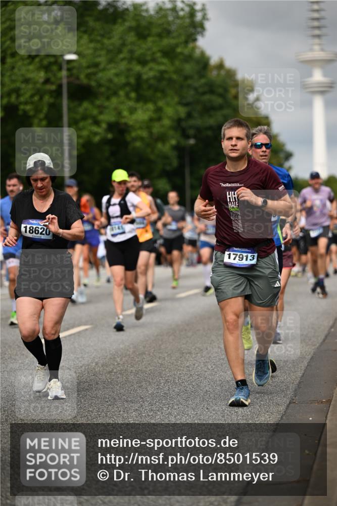 29.06.2025 - hella hamburg halbmarathon Dr. Thomas Lammeyer http://msf.ph/oto/8501539 29.06.2025 10:25:09 Kennedybrücke 1266, 1658, 2101, 2325, 2383, 2923, 2986, 3161, 3247, 3434, 3781, 3813, 4082, 4154, 4350, 5041, 5181, 5625, 5767, 5811, 5812, 6275, 6308, 6608, 6844, 7018, 7608, 8113, 8146, 8724, 8726, 8844, 8940, 9005, 9011, 9100, 9236, 9501, 9981, 10350, 10585, 10602, 11145 meine-sportfotos.de