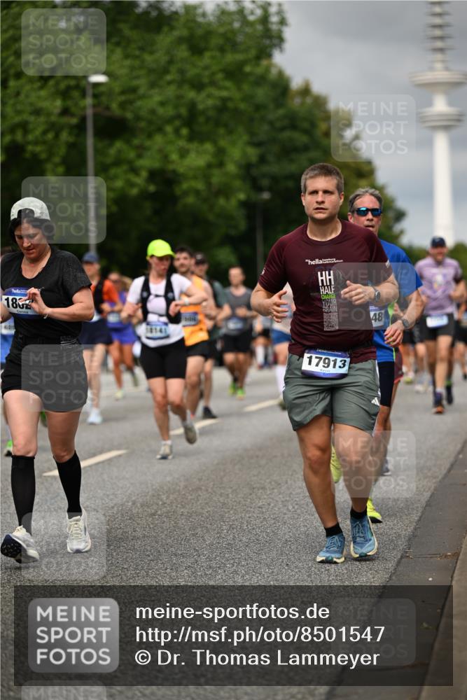 29.06.2025 - hella hamburg halbmarathon Dr. Thomas Lammeyer http://msf.ph/oto/8501547 29.06.2025 10:25:09 Kennedybrücke 1266, 1658, 2101, 2325, 2383, 2923, 2986, 3161, 3247, 3434, 3781, 3813, 4082, 4154, 4350, 5041, 5181, 5625, 5767, 5811, 5812, 6275, 6308, 6608, 6844, 7018, 7608, 8113, 8146, 8724, 8726, 8844, 8940, 9005, 9011, 9100, 9236, 9501, 9981, 10350, 10585, 10602, 11145 meine-sportfotos.de