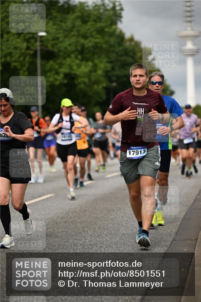 29.06.2025 - hella hamburg halbmarathon Dr. Thomas Lammeyer http://msf.ph/oto/8501551 29.06.2025 10:25:09 Kennedybrücke 1266, 1658, 2101, 2325, 2383, 2923, 2986, 3161, 3247, 3434, 3781, 3813, 4082, 4154, 4350, 5041, 5181, 5625, 5767, 5811, 5812, 6275, 6308, 6608, 6844, 7018, 7608, 8113, 8146, 8724, 8726, 8844, 8940, 9005, 9011, 9100, 9236, 9501, 9981, 10350, 10585, 10602, 11145 meine-sportfotos.de