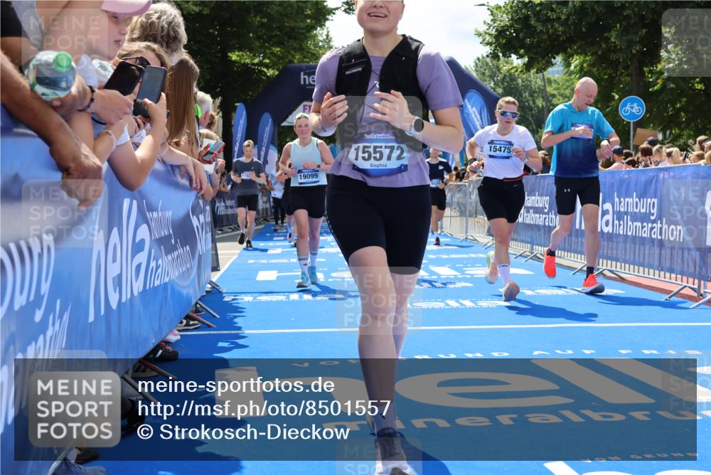 29.06.2025 - hella hamburg halbmarathon Strokosch-Dieckow http://msf.ph/oto/8501557 29.06.2025 11:35:02 Ziel 3230, 3239, 4624, 4970, 5822, 6359, 6861, 9034, 9288, 10159, 11440, 11587, 11642, 11825, 11979, 15475, 15572, 15676, 15677, 15841, 15845, 15951, 15957, 16464, 16570, 16571, 17135, 17553, 18012, 18087, 19099 meine-sportfotos.de