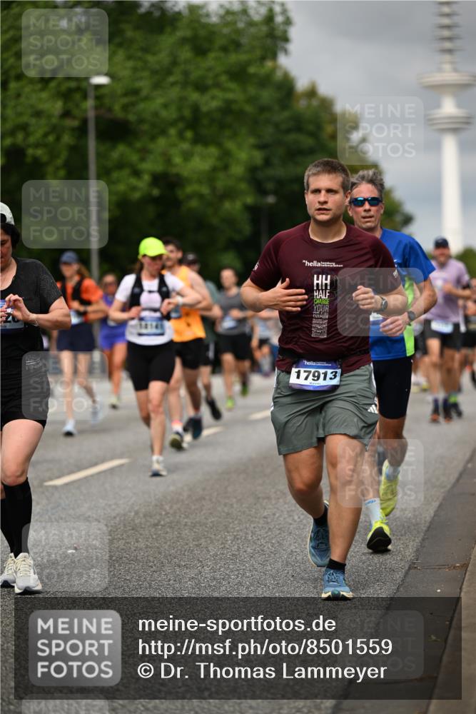 29.06.2025 - hella hamburg halbmarathon Dr. Thomas Lammeyer http://msf.ph/oto/8501559 29.06.2025 10:25:10 Kennedybrücke 1266, 1658, 2101, 2325, 2383, 2923, 2986, 3161, 3247, 3434, 3781, 3813, 4082, 4350, 5041, 5625, 5767, 5811, 5812, 6275, 6308, 6608, 6844, 7018, 7608, 8113, 8146, 8724, 8726, 8844, 8940, 9005, 9011, 9100, 9236, 9501, 9981, 10050, 10350, 10585, 10602, 11145 meine-sportfotos.de