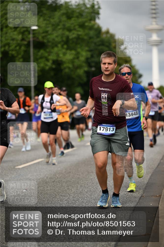 29.06.2025 - hella hamburg halbmarathon Dr. Thomas Lammeyer http://msf.ph/oto/8501563 29.06.2025 10:25:10 Kennedybrücke 1266, 1658, 2101, 2325, 2383, 2923, 2986, 3161, 3247, 3434, 3781, 3813, 4082, 4350, 5041, 5625, 5767, 5811, 5812, 6275, 6308, 6608, 6844, 7018, 7608, 8113, 8146, 8724, 8726, 8844, 8940, 9005, 9011, 9100, 9236, 9501, 9981, 10050, 10350, 10585, 10602, 11145 meine-sportfotos.de
