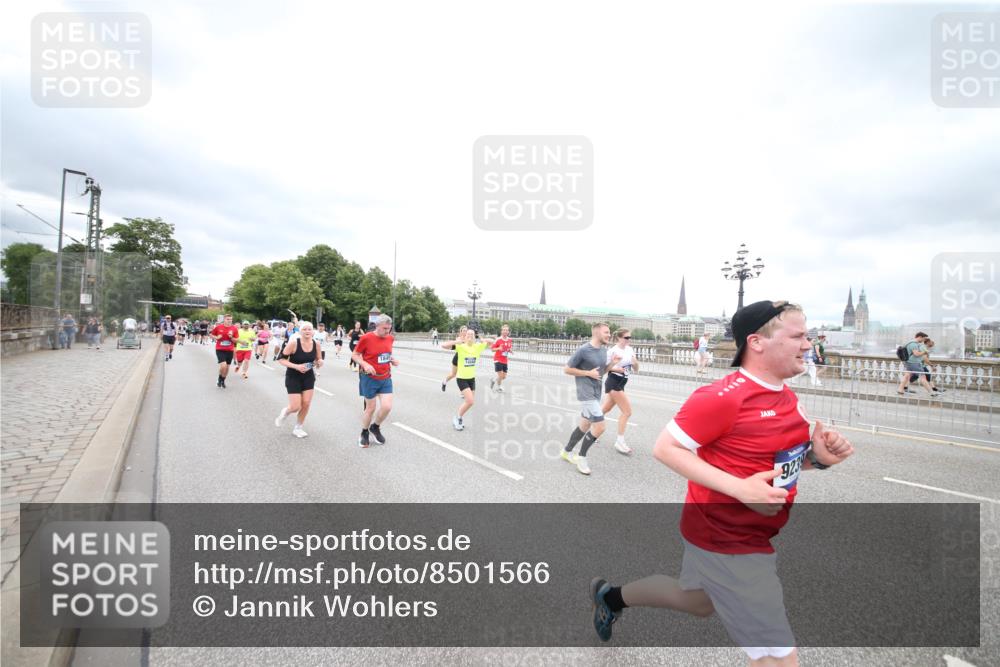 29.06.2025 - hella hamburg halbmarathon Jannik Wohlers http://msf.ph/oto/8501566 29.06.2025 10:58:02 Lombardsbrücke 1001, 1646, 1845, 2043, 2449, 3540, 3868, 4117, 5159, 5655, 5732, 5988, 6010, 6825, 7617, 7664, 7870, 7933, 8076, 8701, 9123, 9225, 9239, 9636, 9889, 10462, 10473, 10498, 11708, 12023, 12024, 12310, 12433, 12968, 13226, 13355, 13356, 13469, 13547, 13855, 14584, 14935, 15926, 16048, 16408, 16561, 16878, 16998, 17227, 17228, 17480, 18822, 19183 meine-sportfotos.de