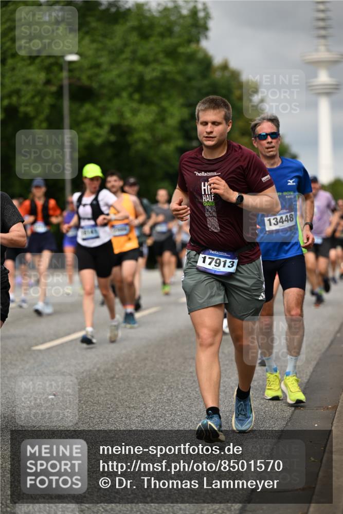 29.06.2025 - hella hamburg halbmarathon Dr. Thomas Lammeyer http://msf.ph/oto/8501570 29.06.2025 10:25:10 Kennedybrücke 1266, 1658, 2101, 2325, 2383, 2923, 2986, 3161, 3247, 3434, 3781, 3813, 4082, 4350, 5041, 5625, 5767, 5811, 5812, 6275, 6308, 6608, 6844, 7018, 7608, 8113, 8146, 8724, 8726, 8844, 8940, 9005, 9011, 9100, 9236, 9501, 9981, 10050, 10350, 10585, 10602, 11145 meine-sportfotos.de