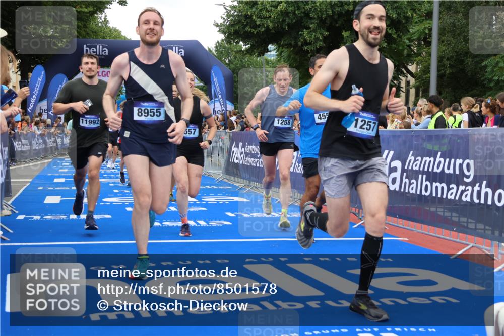 29.06.2025 - hella hamburg halbmarathon Strokosch-Dieckow http://msf.ph/oto/8501578 29.06.2025 10:52:52 Ziel 1257, 1258, 1657, 2099, 2444, 2814, 2910, 4557, 4558, 4770, 5077, 5169, 5194, 5907, 7509, 8139, 8172, 8720, 8955, 9065, 9163, 10724, 10811, 11217, 11992, 12367, 12519, 14198, 14286, 14791, 14805, 15430, 17198, 18590, 18720, 19244 meine-sportfotos.de