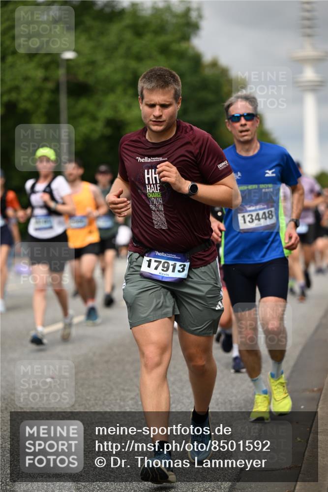 29.06.2025 - hella hamburg halbmarathon Dr. Thomas Lammeyer http://msf.ph/oto/8501592 29.06.2025 10:25:11 Kennedybrücke 1028, 1266, 1658, 2101, 2325, 2383, 2923, 2986, 3161, 3247, 3434, 3781, 3813, 4082, 4350, 5041, 5625, 5767, 5811, 5812, 6275, 6308, 6608, 6844, 7018, 7608, 8113, 8146, 8724, 8726, 8844, 8940, 9005, 9100, 9236, 9501, 9981, 10050, 10350, 10585, 10602, 11145 meine-sportfotos.de