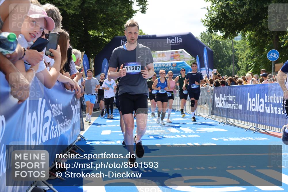 29.06.2025 - hella hamburg halbmarathon Strokosch-Dieckow http://msf.ph/oto/8501593 29.06.2025 11:35:05 Ziel 4970, 5822, 6359, 6861, 7018, 7148, 9034, 9288, 10159, 11440, 11587, 11642, 11825, 11979, 15475, 15572, 15676, 15677, 15841, 15845, 16464, 16571, 17553, 18012, 18087, 18709, 19099 meine-sportfotos.de