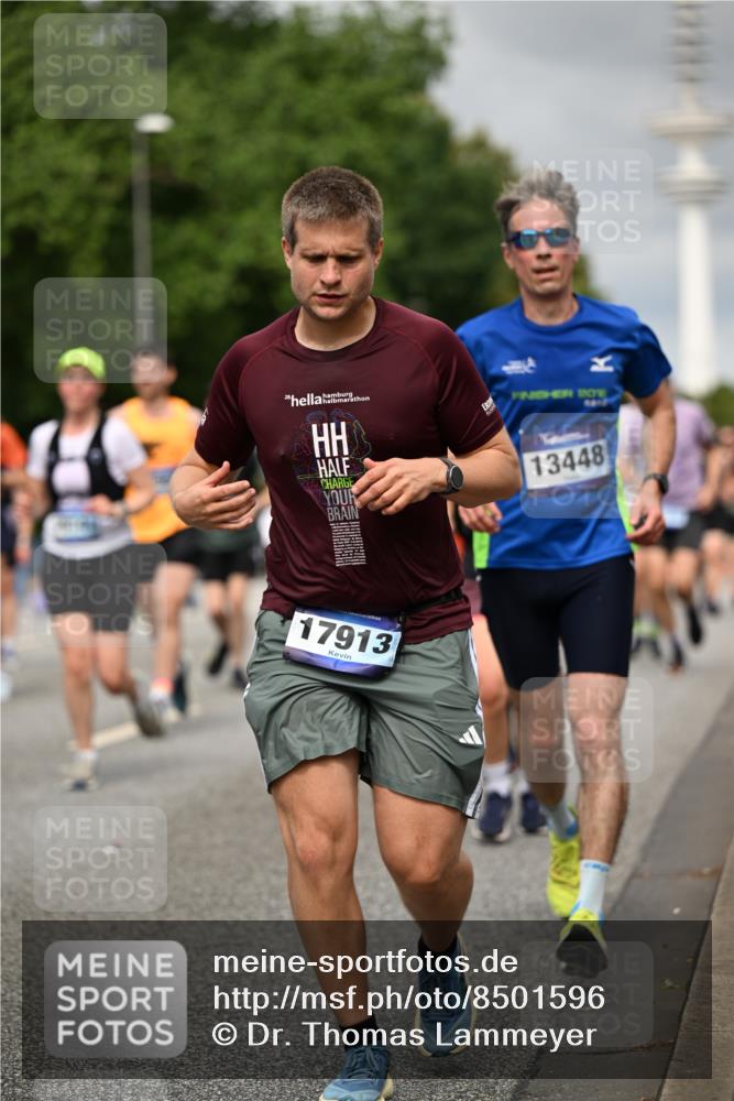 29.06.2025 - hella hamburg halbmarathon Dr. Thomas Lammeyer http://msf.ph/oto/8501596 29.06.2025 10:25:11 Kennedybrücke 1028, 1266, 1658, 2101, 2325, 2383, 2923, 2986, 3161, 3247, 3434, 3781, 3813, 4082, 4350, 5041, 5625, 5767, 5811, 5812, 6275, 6308, 6608, 6844, 7018, 7608, 8113, 8146, 8724, 8726, 8844, 8940, 9005, 9100, 9236, 9501, 9981, 10050, 10350, 10585, 10602, 11145 meine-sportfotos.de