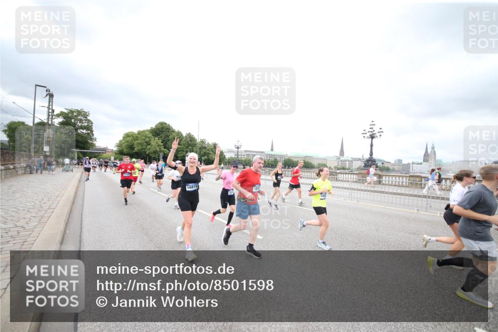 29.06.2025 - hella hamburg halbmarathon Jannik Wohlers http://msf.ph/oto/8501598 29.06.2025 10:58:03 Lombardsbrücke 1001, 1646, 1845, 2043, 2449, 3540, 3868, 4117, 5159, 5655, 5732, 5988, 6010, 7617, 7664, 7870, 7933, 8076, 8701, 9123, 9225, 9239, 9636, 9889, 10473, 10498, 11708, 12023, 12024, 12310, 12433, 12968, 13226, 13355, 13356, 13547, 13855, 14584, 14935, 15926, 16048, 16104, 16408, 16561, 16878, 16906, 16998, 17036, 17227, 17228, 17480, 18822, 19183 meine-sportfotos.de