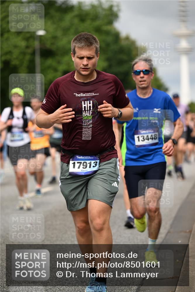 29.06.2025 - hella hamburg halbmarathon Dr. Thomas Lammeyer http://msf.ph/oto/8501601 29.06.2025 10:25:11 Kennedybrücke 1028, 1266, 1658, 2101, 2325, 2383, 2923, 2986, 3161, 3247, 3434, 3781, 3813, 4082, 4350, 5041, 5625, 5767, 5811, 5812, 6275, 6308, 6608, 6844, 7018, 7608, 8113, 8146, 8724, 8726, 8844, 8940, 9005, 9100, 9236, 9501, 9981, 10050, 10350, 10585, 10602, 11145 meine-sportfotos.de