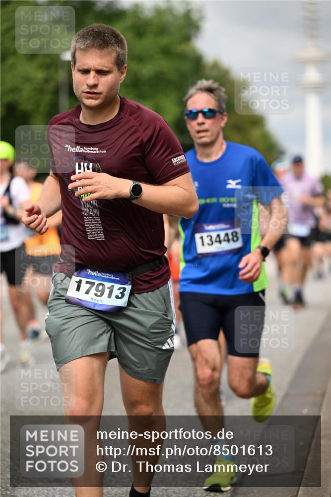 29.06.2025 - hella hamburg halbmarathon Dr. Thomas Lammeyer http://msf.ph/oto/8501613 29.06.2025 10:25:11 Kennedybrücke 1028, 1266, 1658, 2101, 2325, 2383, 2923, 2986, 3161, 3247, 3434, 3781, 3813, 4082, 4350, 5041, 5625, 5767, 5811, 5812, 6275, 6308, 6608, 6844, 7018, 7608, 8113, 8146, 8724, 8726, 8844, 8940, 9005, 9100, 9236, 9501, 9981, 10050, 10350, 10585, 10602, 11145 meine-sportfotos.de