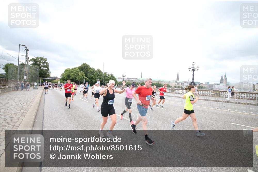 29.06.2025 - hella hamburg halbmarathon Jannik Wohlers http://msf.ph/oto/8501615 29.06.2025 10:58:03 Lombardsbrücke 1001, 1646, 1845, 2043, 2449, 3540, 3868, 4117, 5159, 5655, 5732, 5988, 6010, 7617, 7664, 7870, 7933, 8076, 8701, 9123, 9225, 9239, 9636, 9889, 10473, 10498, 11708, 12023, 12024, 12310, 12433, 12968, 13226, 13355, 13356, 13547, 13855, 14584, 14935, 15926, 16048, 16104, 16408, 16561, 16878, 16906, 16998, 17036, 17227, 17228, 17480, 18822, 19183 meine-sportfotos.de