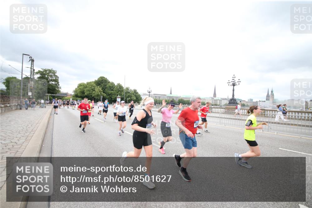 29.06.2025 - hella hamburg halbmarathon Jannik Wohlers http://msf.ph/oto/8501627 29.06.2025 10:58:03 Lombardsbrücke 1001, 1646, 1845, 2043, 2449, 3540, 3868, 4117, 5159, 5655, 5732, 5988, 6010, 7617, 7664, 7870, 7933, 8076, 8701, 9123, 9225, 9239, 9636, 9889, 10473, 10498, 11708, 12023, 12024, 12310, 12433, 12968, 13226, 13355, 13356, 13547, 13855, 14584, 14935, 15926, 16048, 16104, 16408, 16561, 16878, 16906, 16998, 17036, 17227, 17228, 17480, 18822, 19183 meine-sportfotos.de