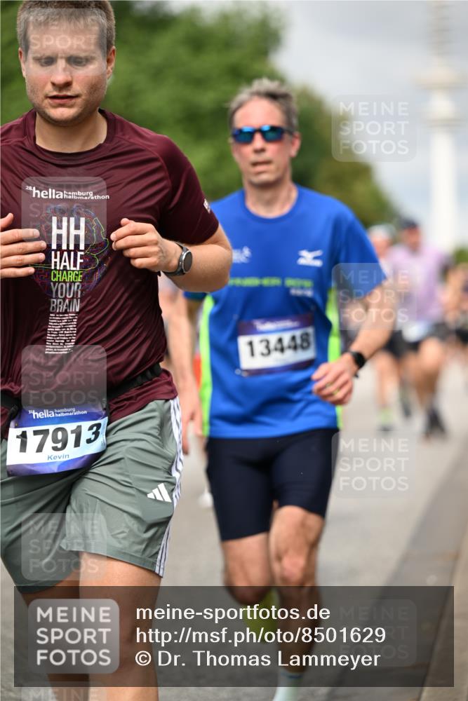 29.06.2025 - hella hamburg halbmarathon Dr. Thomas Lammeyer http://msf.ph/oto/8501629 29.06.2025 10:25:12 Kennedybrücke 1028, 1266, 1658, 2101, 2325, 2383, 2923, 2986, 3161, 3247, 3434, 3781, 3813, 4082, 4350, 5041, 5625, 5767, 5811, 5812, 6275, 6308, 6608, 6844, 7018, 7608, 8113, 8146, 8724, 8726, 8844, 9100, 9236, 9501, 9981, 10050, 10350, 10585, 10602, 11145 meine-sportfotos.de