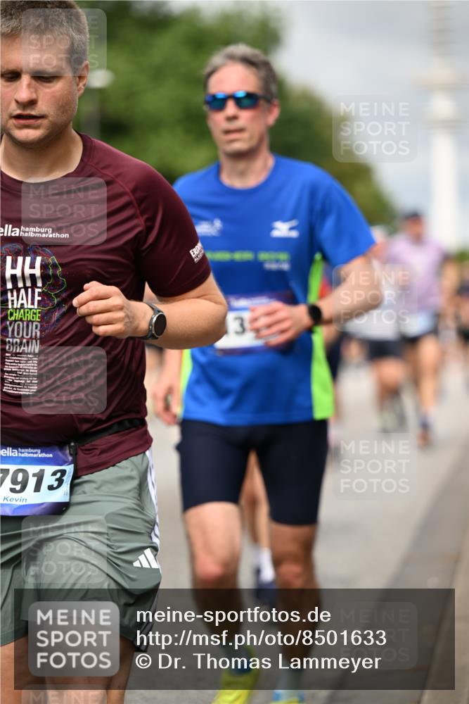 29.06.2025 - hella hamburg halbmarathon Dr. Thomas Lammeyer http://msf.ph/oto/8501633 29.06.2025 10:25:12 Kennedybrücke 1028, 1266, 1658, 2101, 2325, 2383, 2923, 2986, 3161, 3247, 3434, 3781, 3813, 4082, 4350, 5041, 5625, 5767, 5811, 5812, 6275, 6308, 6608, 6844, 7018, 7608, 8113, 8146, 8724, 8726, 8844, 9100, 9236, 9501, 9981, 10050, 10350, 10585, 10602, 11145 meine-sportfotos.de