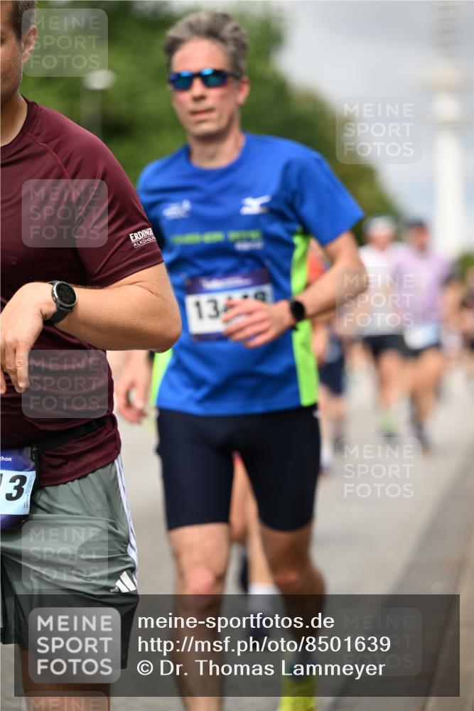 29.06.2025 - hella hamburg halbmarathon Dr. Thomas Lammeyer http://msf.ph/oto/8501639 29.06.2025 10:25:12 Kennedybrücke 1028, 1266, 1658, 2101, 2325, 2383, 2923, 2986, 3161, 3247, 3434, 3781, 3813, 4082, 4350, 5041, 5625, 5767, 5811, 5812, 6275, 6308, 6608, 6844, 7018, 7608, 8113, 8146, 8724, 8726, 8844, 9100, 9236, 9501, 9981, 10050, 10350, 10585, 10602, 11145 meine-sportfotos.de
