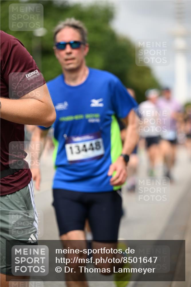 29.06.2025 - hella hamburg halbmarathon Dr. Thomas Lammeyer http://msf.ph/oto/8501647 29.06.2025 10:25:12 Kennedybrücke 1028, 1266, 1658, 2101, 2325, 2383, 2923, 2986, 3161, 3247, 3434, 3781, 3813, 4082, 4350, 5041, 5625, 5767, 5811, 5812, 6275, 6308, 6608, 6844, 7018, 7608, 8113, 8146, 8724, 8726, 8844, 9100, 9236, 9501, 9981, 10050, 10350, 10585, 10602, 11145 meine-sportfotos.de