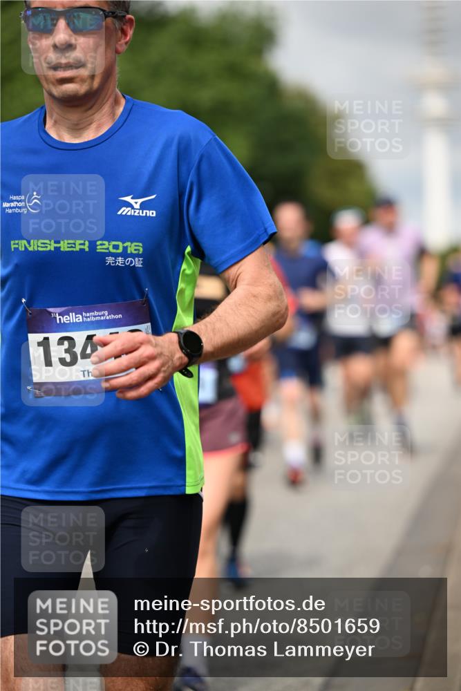 29.06.2025 - hella hamburg halbmarathon Dr. Thomas Lammeyer http://msf.ph/oto/8501659 29.06.2025 10:25:13 Kennedybrücke 1028, 1266, 1658, 2101, 2325, 2383, 2923, 2956, 2986, 3161, 3247, 3434, 3781, 3813, 4082, 4350, 5041, 5625, 5767, 5811, 5812, 6275, 6308, 7018, 7608, 8113, 8146, 8724, 8726, 8844, 9100, 9108, 9501, 9981, 10050, 10350, 10585, 10602, 11145 meine-sportfotos.de