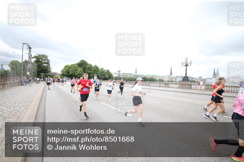 29.06.2025 - hella hamburg halbmarathon Jannik Wohlers http://msf.ph/oto/8501668 29.06.2025 10:58:04 Lombardsbrücke 1001, 1326, 1646, 1845, 2043, 2449, 3540, 3868, 5159, 5655, 5732, 5988, 6010, 6927, 7617, 7664, 7870, 7933, 8076, 8592, 8701, 9123, 9225, 9239, 9636, 9889, 10473, 10498, 11708, 12023, 12024, 12310, 12433, 12968, 13226, 13355, 13356, 13547, 13855, 14584, 14935, 15926, 16048, 16104, 16408, 16561, 16878, 16906, 16998, 17036, 17227, 17228, 17480, 18822, 19183 meine-sportfotos.de