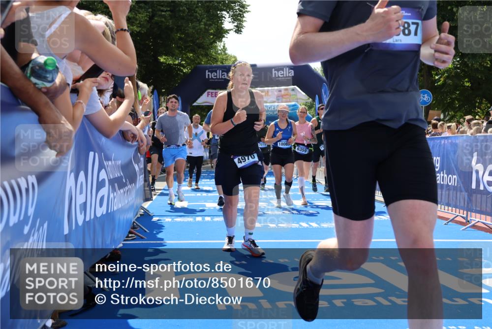 29.06.2025 - hella hamburg halbmarathon Strokosch-Dieckow http://msf.ph/oto/8501670 29.06.2025 11:35:06 Ziel 4970, 5822, 6359, 7018, 7148, 7975, 9034, 9288, 10159, 11440, 11587, 11642, 11825, 11979, 15475, 15572, 15676, 15677, 15841, 15845, 16464, 17553, 18012, 18087, 18709, 19099 meine-sportfotos.de