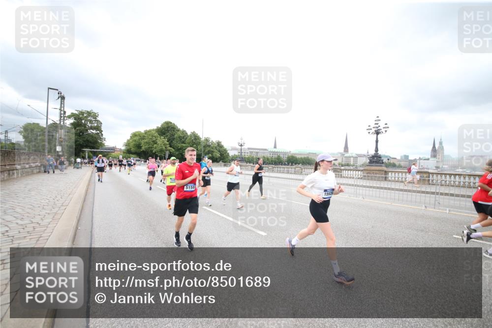 29.06.2025 - hella hamburg halbmarathon Jannik Wohlers http://msf.ph/oto/8501689 29.06.2025 10:58:04 Lombardsbrücke 1001, 1326, 1646, 1845, 2043, 2449, 3540, 3868, 5159, 5655, 5732, 5988, 6010, 6927, 7617, 7664, 7870, 7933, 8076, 8592, 8701, 9123, 9225, 9239, 9636, 9889, 10473, 10498, 11708, 12023, 12024, 12310, 12433, 12968, 13226, 13355, 13356, 13547, 13855, 14584, 14935, 15926, 16048, 16104, 16408, 16561, 16878, 16906, 16998, 17036, 17227, 17228, 17480, 18822, 19183 meine-sportfotos.de