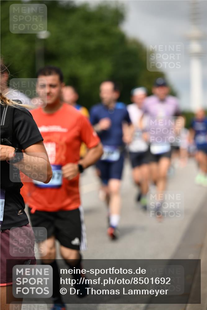 29.06.2025 - hella hamburg halbmarathon Dr. Thomas Lammeyer http://msf.ph/oto/8501692 29.06.2025 10:25:14 Kennedybrücke 1028, 1266, 1658, 2101, 2325, 2383, 2923, 2956, 2986, 3161, 3247, 3434, 3781, 3813, 4082, 4350, 5041, 5625, 5767, 5811, 5812, 6275, 6308, 7018, 7608, 8113, 8146, 8724, 8726, 8844, 9100, 9108, 9501, 9981, 10050, 10350, 10585, 10602, 11145 meine-sportfotos.de