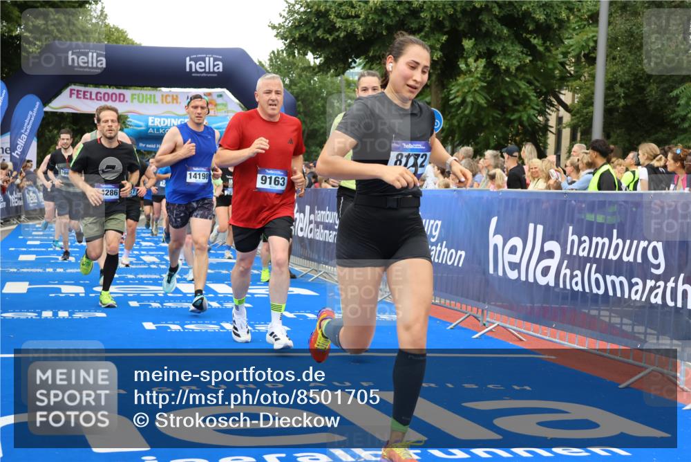 29.06.2025 - hella hamburg halbmarathon Strokosch-Dieckow http://msf.ph/oto/8501705 29.06.2025 10:52:48 Ziel 1257, 1258, 1657, 2099, 2287, 2444, 2814, 2910, 3999, 4557, 4558, 4770, 5077, 5116, 5169, 5194, 8139, 8172, 8720, 8955, 9065, 9163, 9869, 10724, 10811, 11217, 11992, 12482, 14198, 14286, 14805, 16467, 17198, 18331, 19244 meine-sportfotos.de