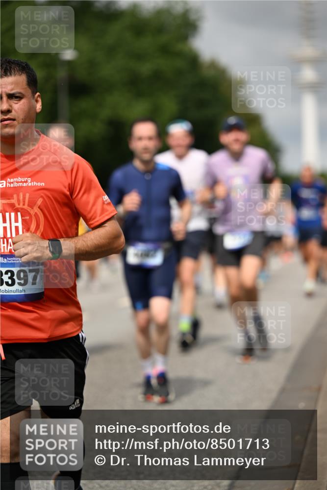 29.06.2025 - hella hamburg halbmarathon Dr. Thomas Lammeyer http://msf.ph/oto/8501713 29.06.2025 10:25:14 Kennedybrücke 1028, 1266, 1658, 2101, 2325, 2383, 2923, 2956, 2986, 3161, 3247, 3434, 3781, 3813, 4082, 4350, 5041, 5625, 5767, 5811, 5812, 6275, 6308, 7018, 7608, 8113, 8146, 8724, 8726, 8844, 9100, 9108, 9501, 9981, 10050, 10350, 10585, 10602, 11145 meine-sportfotos.de