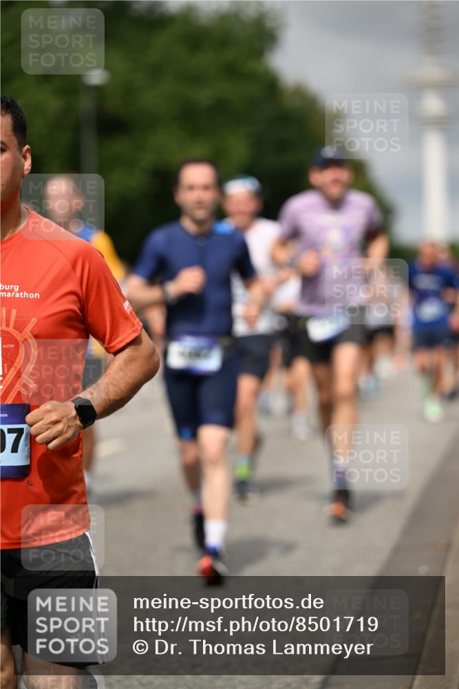 29.06.2025 - hella hamburg halbmarathon Dr. Thomas Lammeyer http://msf.ph/oto/8501719 29.06.2025 10:25:14 Kennedybrücke 1028, 1266, 1658, 2101, 2325, 2383, 2923, 2956, 2986, 3161, 3247, 3434, 3781, 3813, 4082, 4350, 5041, 5625, 5767, 5811, 5812, 6275, 6308, 7018, 7608, 8113, 8146, 8724, 8726, 8844, 9100, 9108, 9501, 9981, 10050, 10350, 10585, 10602, 11145 meine-sportfotos.de