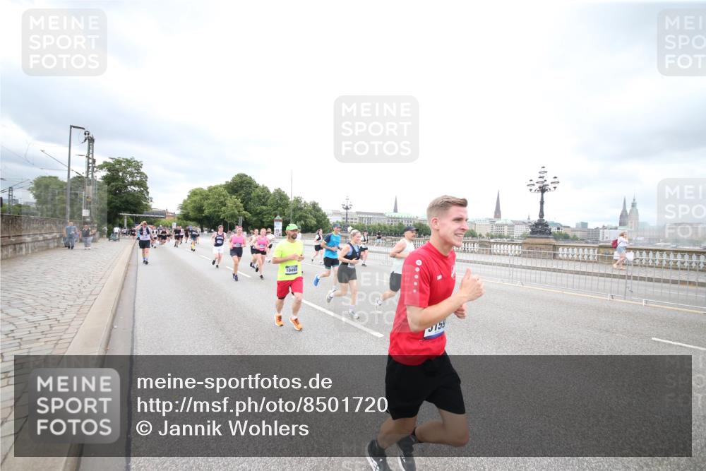 29.06.2025 - hella hamburg halbmarathon Jannik Wohlers http://msf.ph/oto/8501720 29.06.2025 10:58:05 Lombardsbrücke 1326, 1646, 1845, 2449, 3540, 3868, 5159, 5655, 5732, 5988, 6010, 6927, 7617, 7664, 7870, 7933, 8592, 8701, 9123, 9225, 9239, 9636, 9889, 9960, 10473, 10498, 11708, 12023, 12024, 12310, 12433, 12968, 13355, 13356, 13547, 13784, 13855, 14584, 14935, 15926, 16048, 16104, 16408, 16561, 16878, 16906, 16998, 17036, 17227, 17228, 17480, 18822, 19183 meine-sportfotos.de